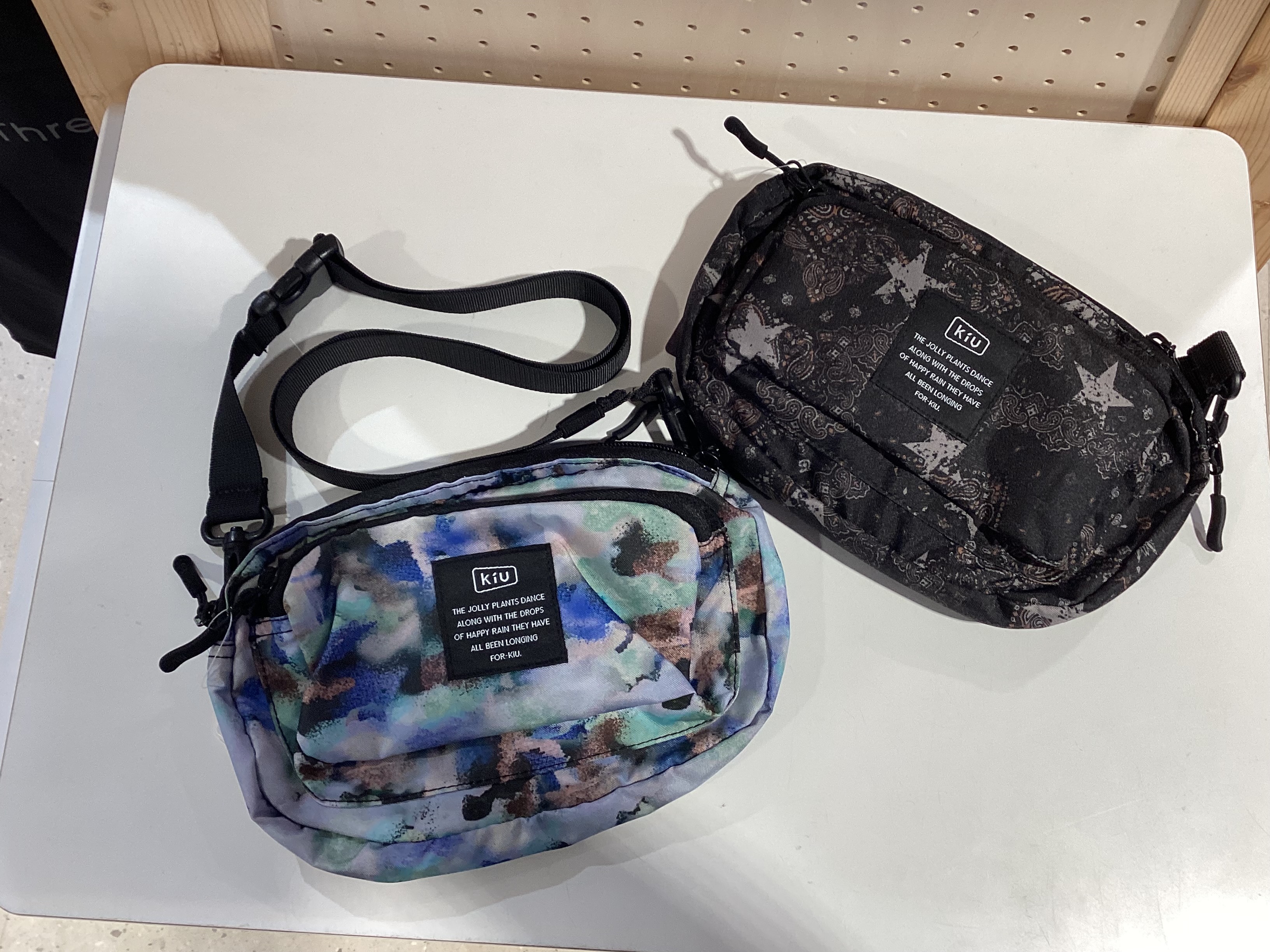 KiU】お出かけに大活躍！マルチに使える優秀ミニショルダーバッグ 