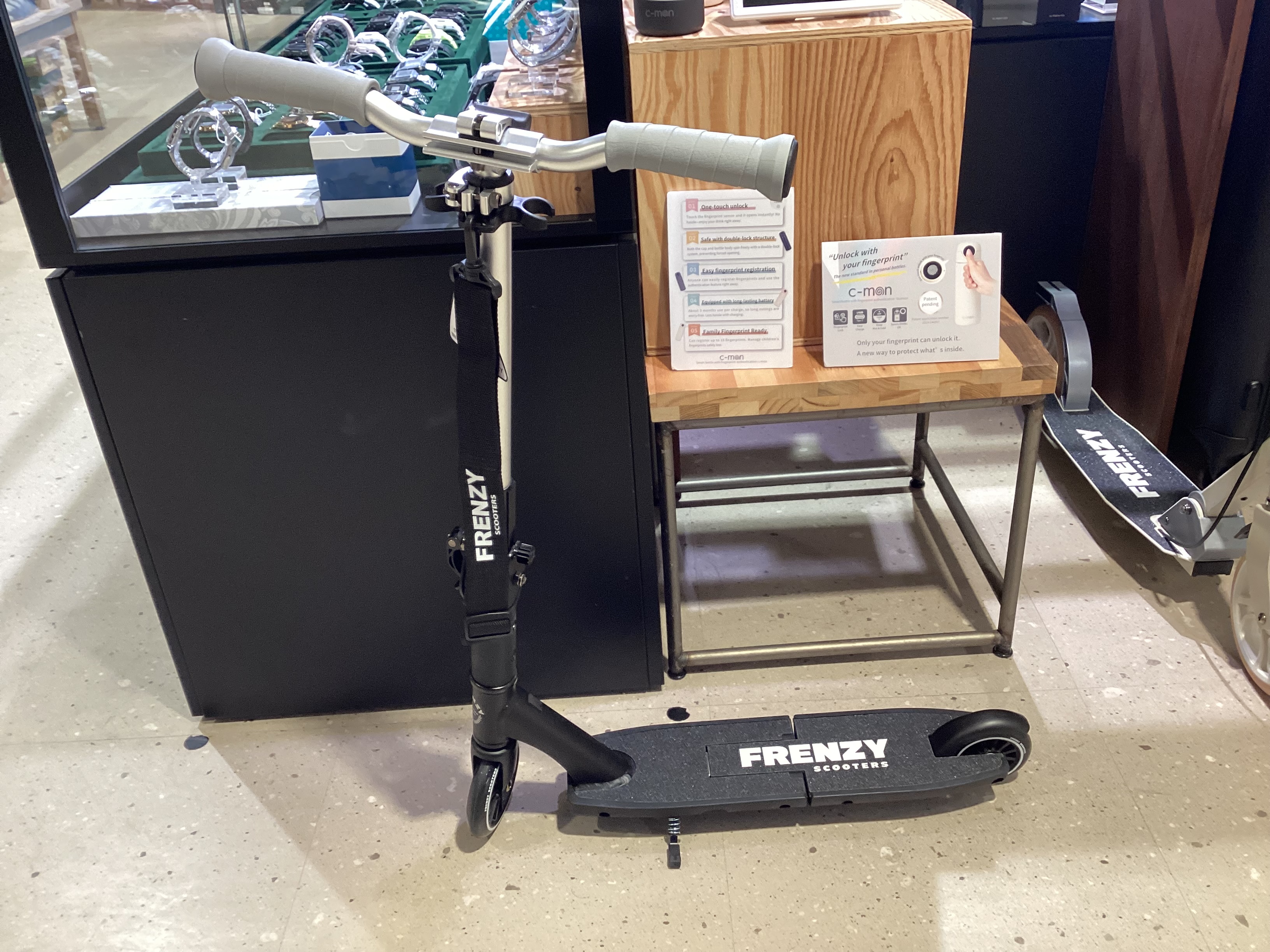 新入荷】持ち運び便利！FRENZY 折りたたみキックボード | ムラサキ